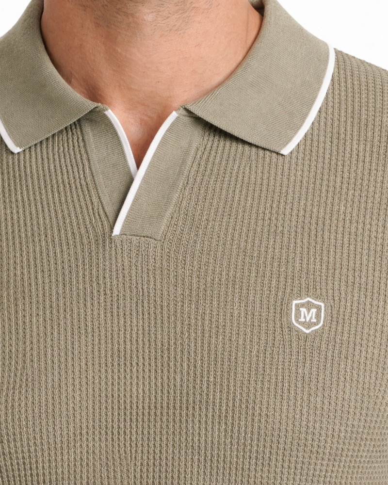 Polo manga corta algodón liso granito y cuello en V | La Española